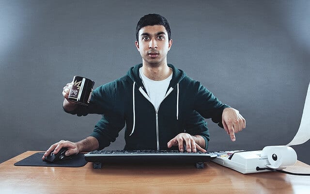 homme à quatre bras multitâche