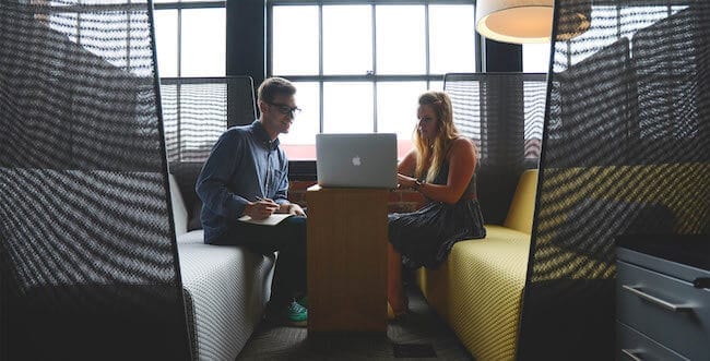 man en vrouw ontmoeten met laptop